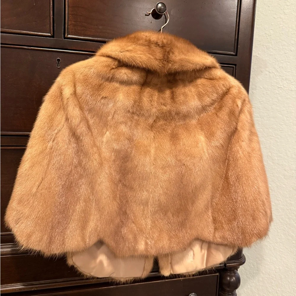 Luxurious Mink Stole - Picture 2 of 4